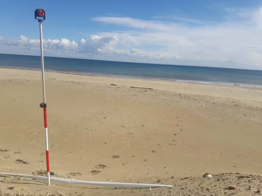 Levé topographique sur le littoral avec canne prisme
