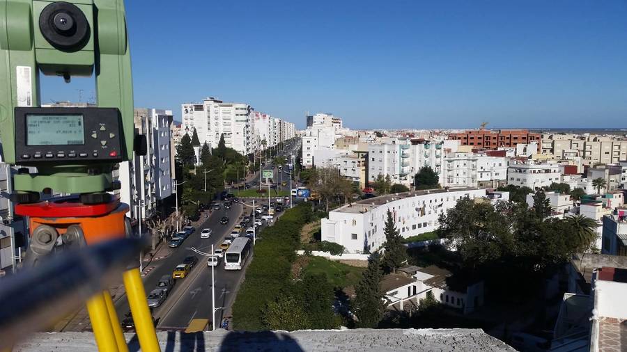 Station totale en levé urbain depuis une terrasse